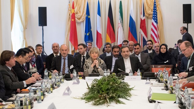 Des représentants des signataires de l'entente sur le nucléaire iranien sont assis autour d'une table de conférence. Des représentants des signataires de l'entente sur le nucléaire iranien sont assis autour d'une table de conférence.