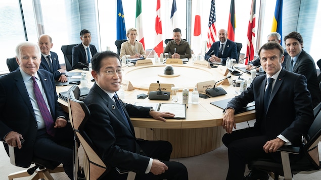 Les sept dirigeants du G7 assis autour d'une table ronde avec Volodymyr Zelensky et Ursula von der Leyen.