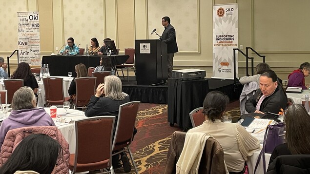 Lors d'une rencontre à Edmonton sur revitalisation de la langue crie.