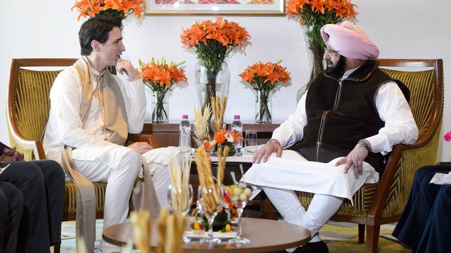 Justin Trudeau et Amarinder Singh discutent. Justin Trudeau et Amarinder Singh discutent.