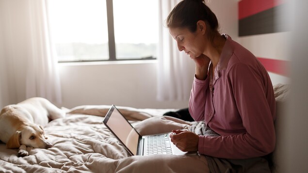 Une femme participe à une rencontre en ligne.