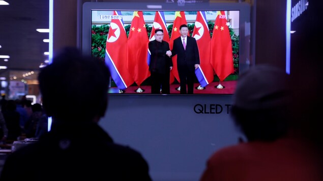 Des Chinois regardent un téléviseur. Des Chinois regardent un téléviseur.