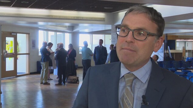 René Arseneault, député libéral fédéral de Madawaska-Restigouche. René Arseneault, député libéral fédéral de Madawaska-Restigouche.