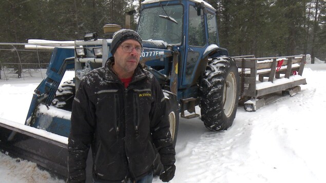 René Bertrand, apiculteur, devant son tracteur et son traîneau. René Bertrand, apiculteur, devant son tracteur et son traîneau.