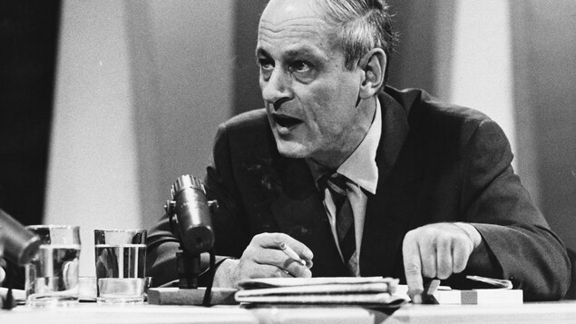 Le président du Parti Québécois, René Lévesque, une cigarette entre ses doigts.