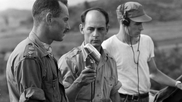 Sur le terrain en Corée, le journaliste René
Lévesque interviewe le lieutenant-colonel
Jacques Dextraze avec le technicien Norman
Eaves. Sur le terrain en Corée, le journaliste René
Lévesque interviewe le lieutenant-colonel
Jacques Dextraze avec le technicien Norman
Eaves.