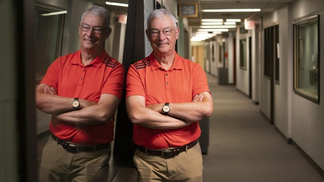 René Pothier est accoté sur un mur dans un corridor de l'ancienne Maison de Radio-Canada.