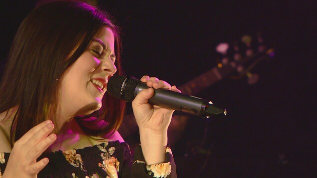 Renelle Ray chante au micro Renelle Ray chante au micro