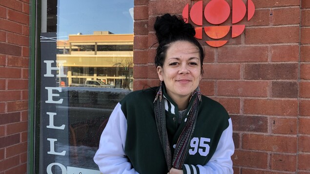 Reney Ray devant le bureau de radio-canada à Sudbury.