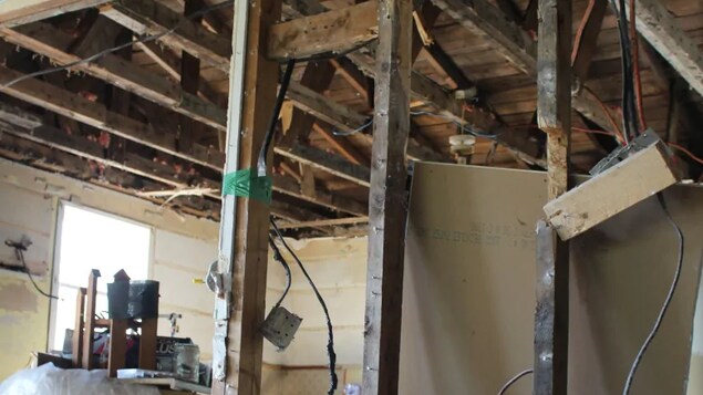 Dans la maison, le plafond et les murs sont défaits. Dans la maison, le plafond et les murs sont défaits.