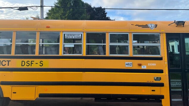 Une enfant dans un autobus scolaire.
