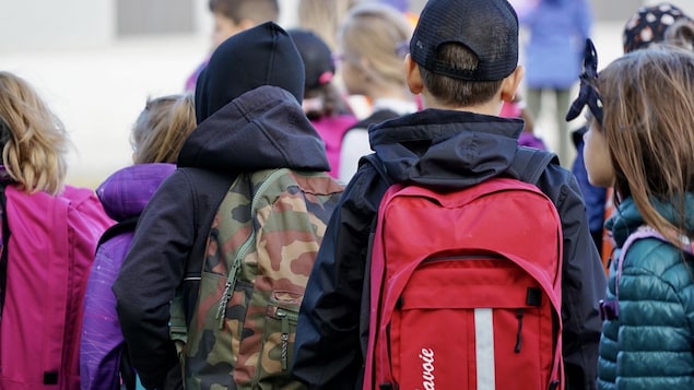 Des enfants attendent de rencontrer leur professeur.