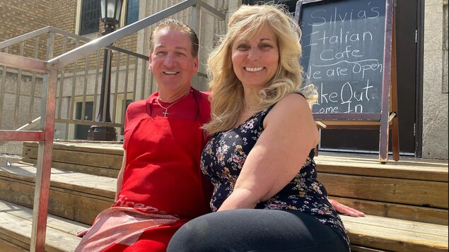 Les propriétaires de Silvia's Italian Cafe, Grant Lesnick et Silvia Savino-Lesnick, souriants.