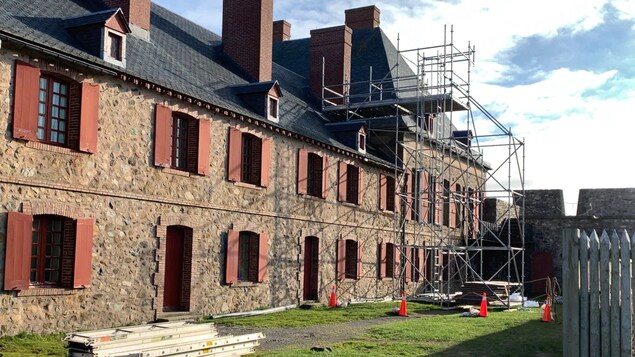 Le bâtiment en pierre du bastion du Roi avec des échafaudages.