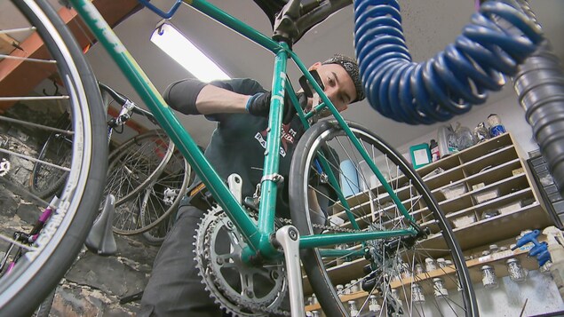 Jusqu’à 6 semaines pour avoir un rendez-vous : les réparateurs de vélos ne chôment pas