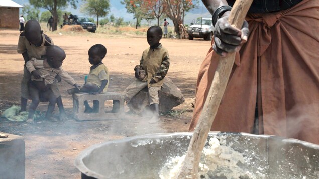 En Ouganda, une femme prépare un repas pour ses enfants. En Ouganda, une femme prépare un repas pour ses enfants.