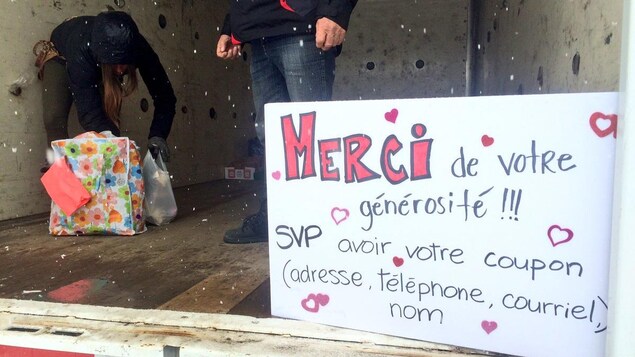 Des repas préparés par des citoyens sont distribués aux plus démunis en cette veille de Noël