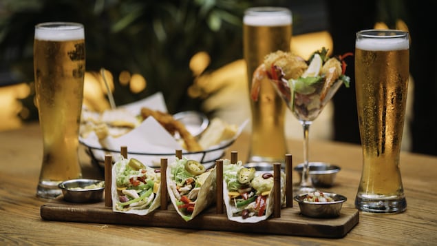 Des bières et des amuse-gueules sur une table.