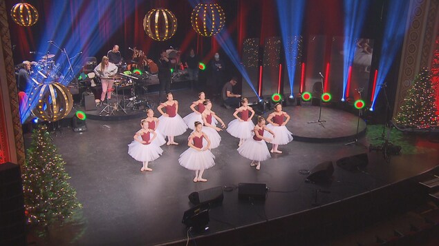 Des jeunes qui pratiquent le ballet à la salle J.-Antonio-Thompson.