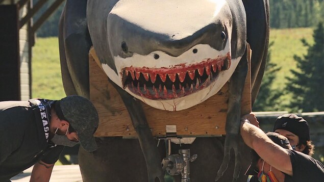 La maquette géante d'un requin avec du sang sur la bouche.