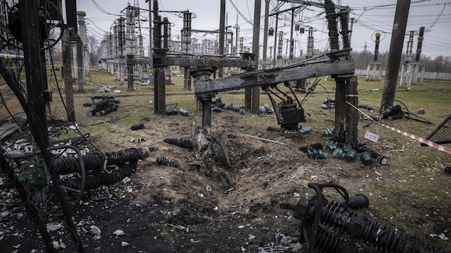 Ukraine : rétablir l’électricité sous les bombardements russes, un métier dangereux