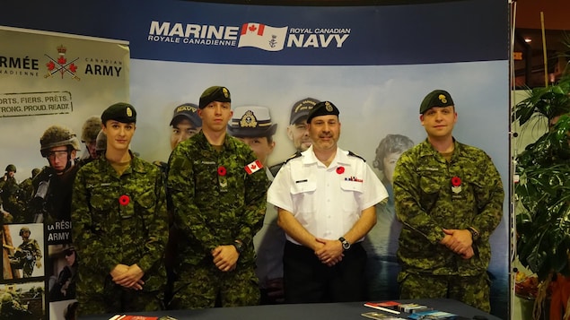 Membres des unités de Réserve du Bas-Saint-Laurent. À droite, le maître de deuxième classe, André Thibault et à sa droite, le sergent Simon Lévesque. Membres des unités de Réserve du Bas-Saint-Laurent. À droite, le maître de deuxième classe, André Thibault et à sa droite, le sergent Simon Lévesque.