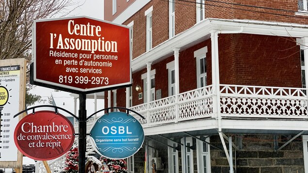 Affiche de la résidence devant la façade extérieure.