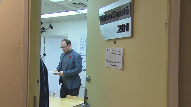 Benjamin Stoll dans le bureau de RésoSanté Colombie-Britannique.