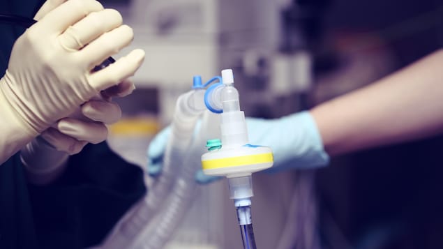 Un appareil d'assistance respiratoire.