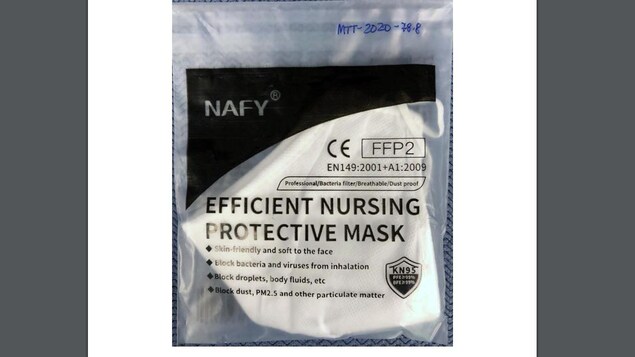 Un petit sac en plastique contenant un respirateur KN95.