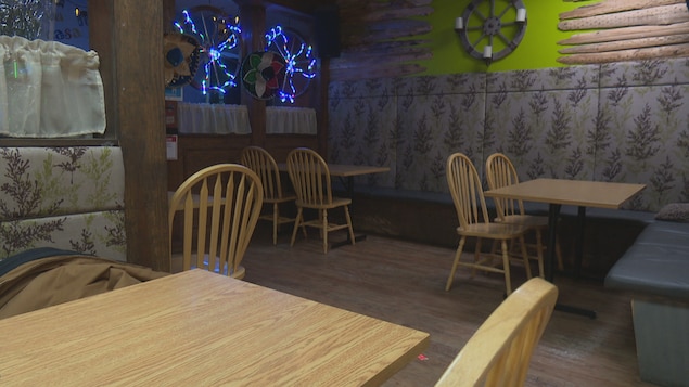 Le restaurant, vide.