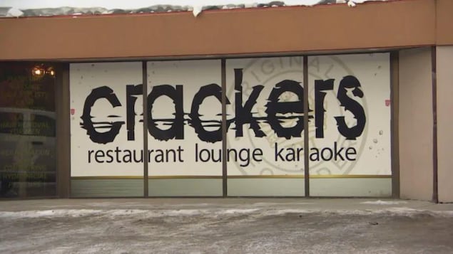 L'entrée extérieure du resto-bar Crackers, à Saskatoon.