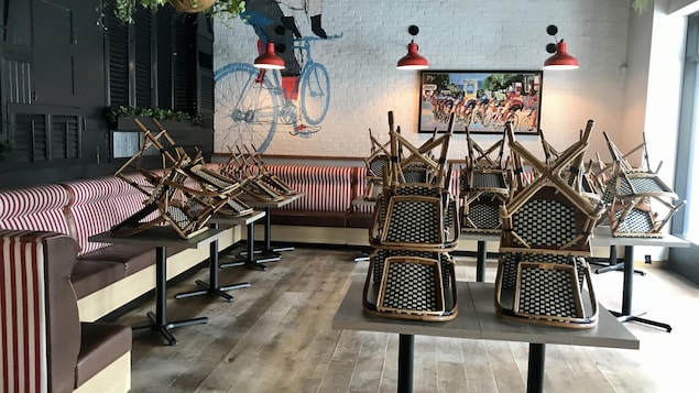 La salle à manger vide du restaurant Cochon Dingue de sainte-Foy à Québec