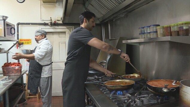 Des cuisiniers d'origine indienne dans un restaurant.