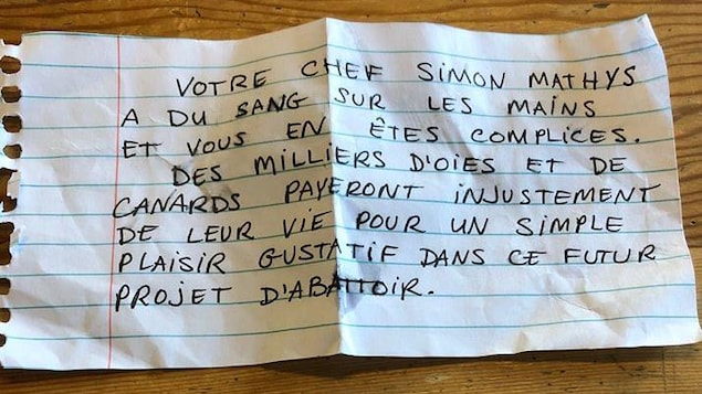 Une note manuscrite sur une feuille lignée indique : « Votre chef Simon Mathys a du sang sur les mains et vous en êtes complices. Des milliers d'oies et de canards payeront injustement de leur vie pour assouvir un simple plaisir gustatif dans ce futur projet d'abattoir ». La note n'est pas signée.