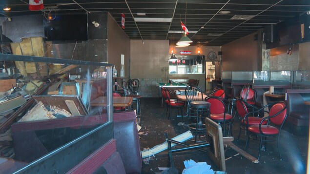 Des tables renversées et des morceaux de bois éparpillés dans le restaurant Sammy's Chophouse percuté par une camionnette.