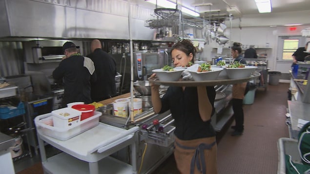 Employés au Castel des prés dans la cuisine Employés au Castel des prés dans la cuisine