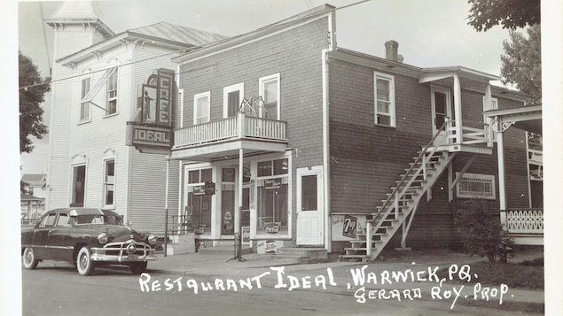 Le Café idéal, rue Saint-Louis, à Warwick, sera plus tard baptisé Le lutin qui rit.