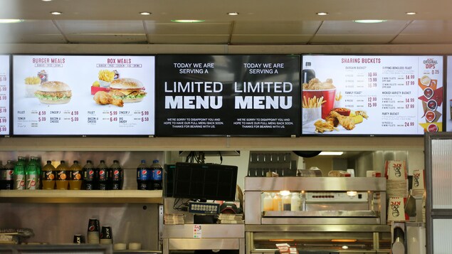 Une image des messages dans un restaurant disent que des menus limités sont offerts Une image des messages dans un restaurant disent que des menus limités sont offerts