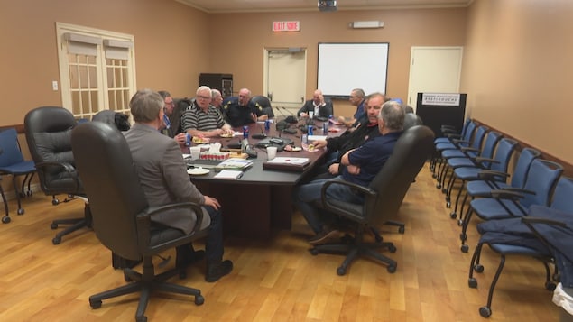 Une douzaine de maire assis autour d'une table dans une salle de réunion. Une douzaine de maire assis autour d'une table dans une salle de réunion.