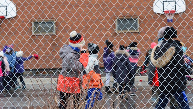 Des élèves dans une cour d'école à Montréal.
