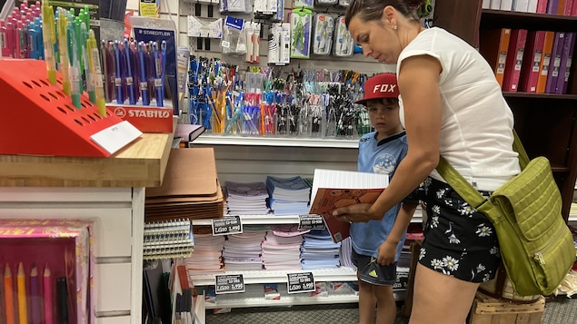 Une mère et son garçon magasinent dans une librairie.