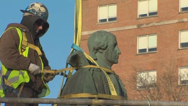 Un employé de la Ville retire la statue d'Edward Cornwallis du parc du même nom, à Halifax. Un employé de la Ville retire la statue d'Edward Cornwallis du parc du même nom, à Halifax.