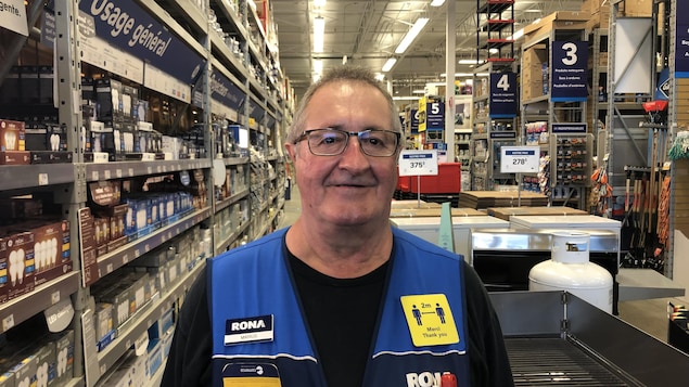 Marius Poirier, 67 ans, a pris sa retraite après avoir eu un accident de travail en 2017. Il est retourné travailler, il y a près d'un an, dans une quincaillerie Rona.