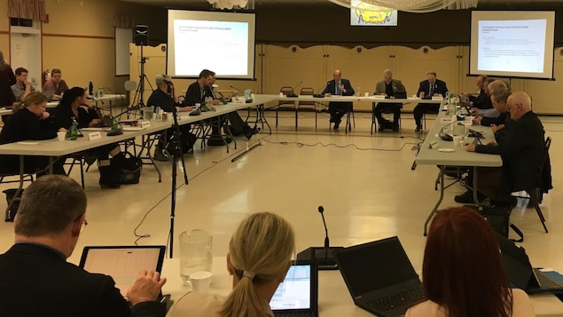Réunion du C.A. du CIUSSS MCQ : gens assis avec leurs tablettes et ordinateurs Réunion du C.A. du CIUSSS MCQ : gens assis avec leurs tablettes et ordinateurs