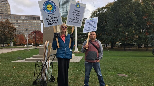 Deux manifestants avec des pancartes.