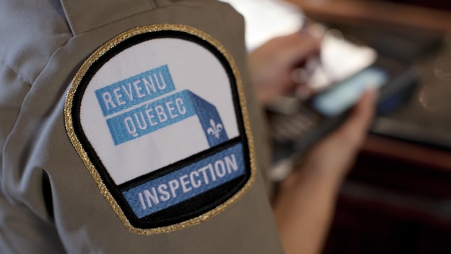 Une inspection par un agent de Revenu Québec.