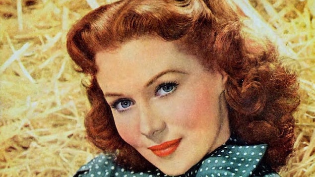 Rhonda Fleming sourit.