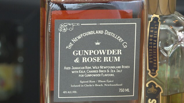 Ãtiquette d'une bouteille de rhum Ã  saveur de rose et de poudre Ã  canon.