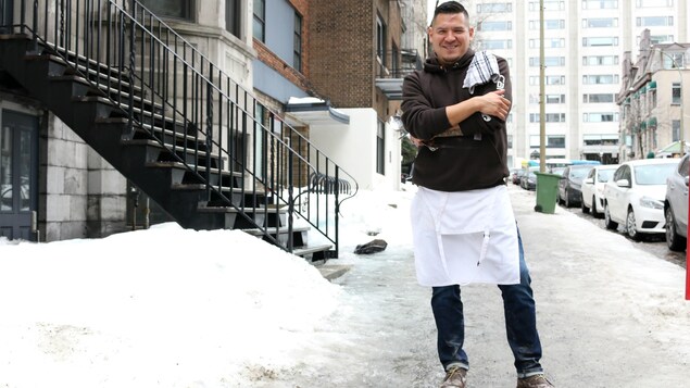 Le chef cuisinier Rich Francis dans une rue du centre-ville de Montréal.